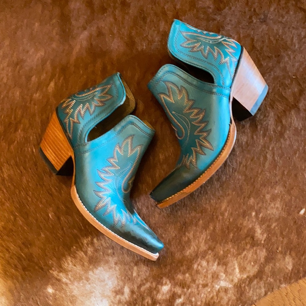 Arita Dixon in Teal
